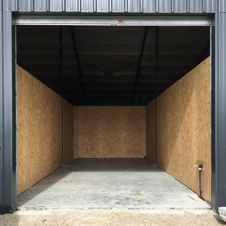 Photographie d'un box de 35m2 vide